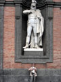Одна из статуй на фронтоне королевского дворца